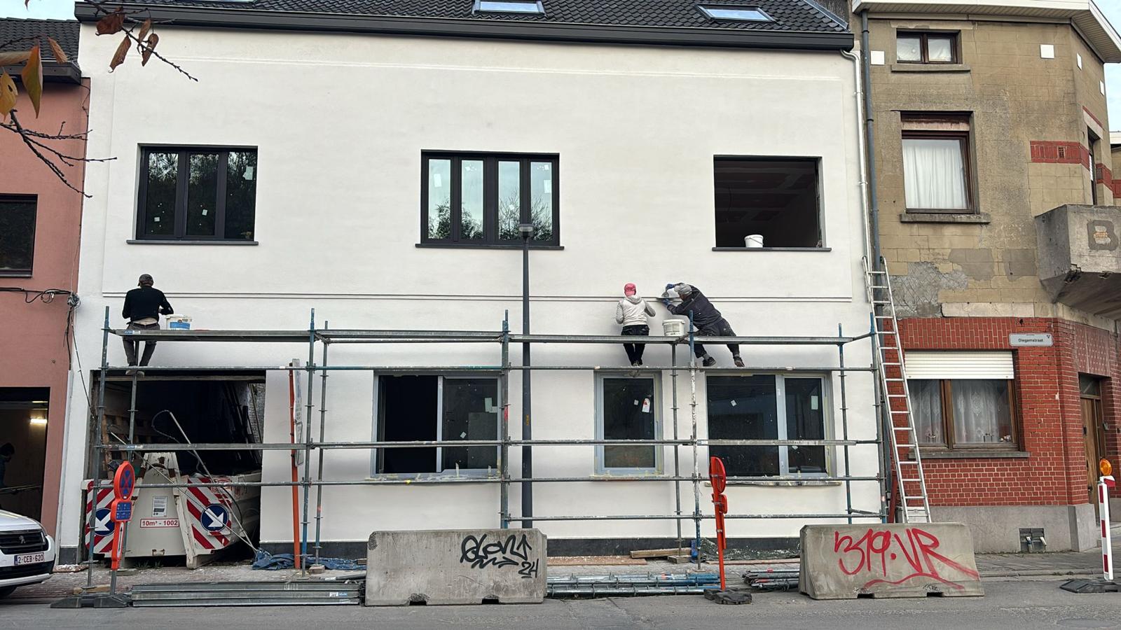 Crépi de façade en cours à Bruxelles