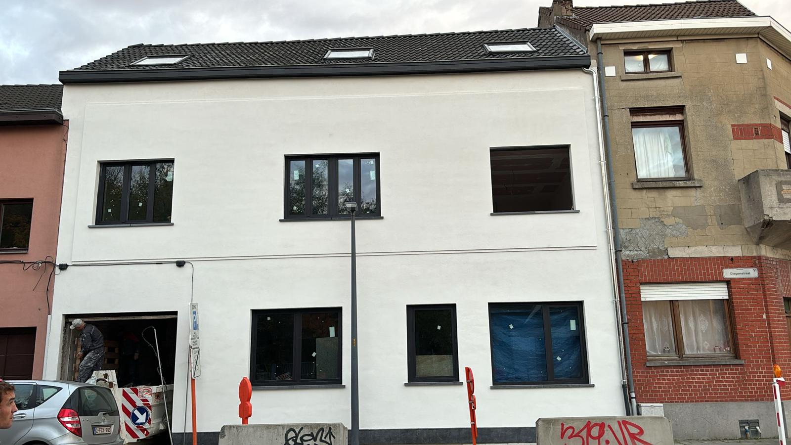Façade crépie terminée à Bruxelles